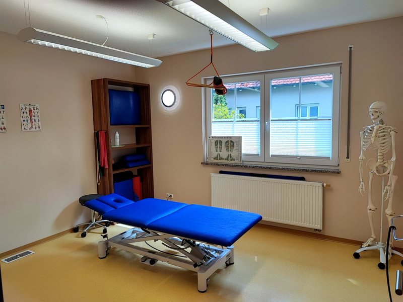 Behandlungsraum mit Anschauungsmodell und Therapiematerial